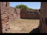 02325 ostia - regio v - insula xi - edificio (v,xi,3) - laden 2 von westen - hinterer raum - 06-2022.jpg